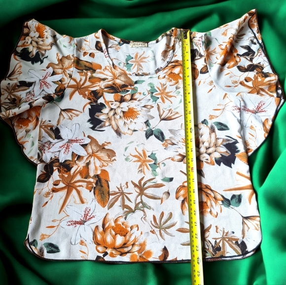 ๐3/$40 Sale!Mix & Match๐ Brochure Floral Flowy Top - Picture 5 of 7